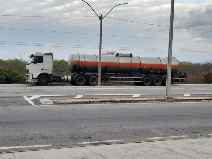 Secretaria de Tributação e PRF aprendem carreta com 35 mil litros de álcool Mossoró