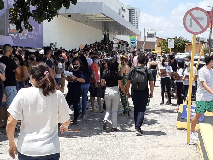 Com salas sem ar-condicionado, candidatos adotam estratégias para superar calor no 2º dia de Enem no RN