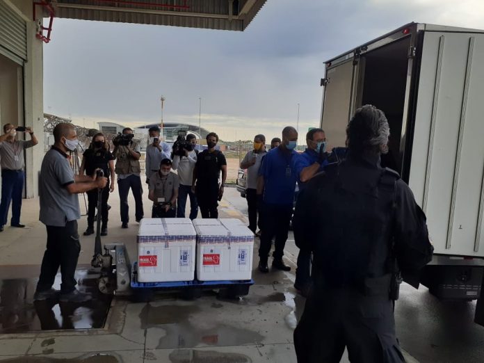 Rio Grande do Norte recebe carregamento com 31,5 mil doses da vacina de Oxford contra Covid-19