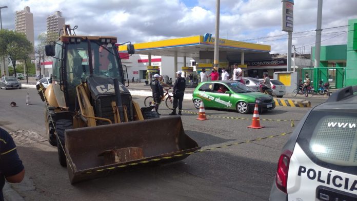 Idoso morre após ser atropelado por retroescavadeira em Mossoró