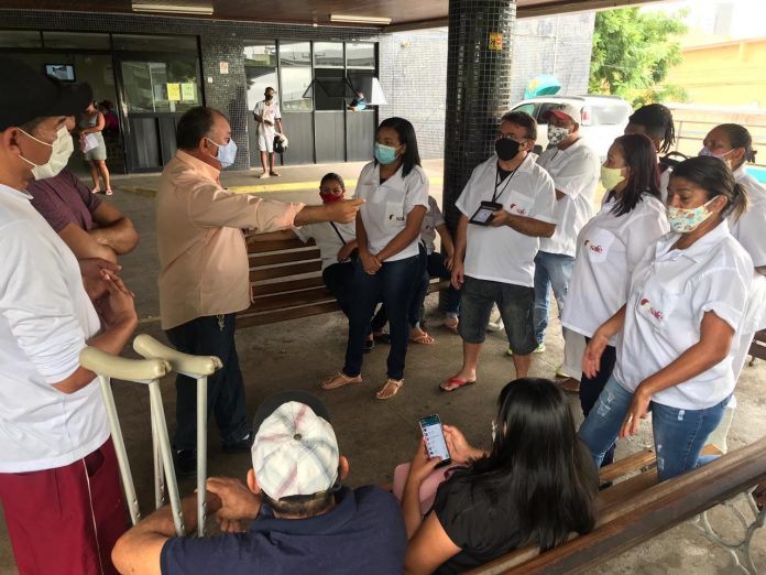 Com salários atrasados, maqueiros fazem paralisação no maior hospital de urgência e emergência do RN