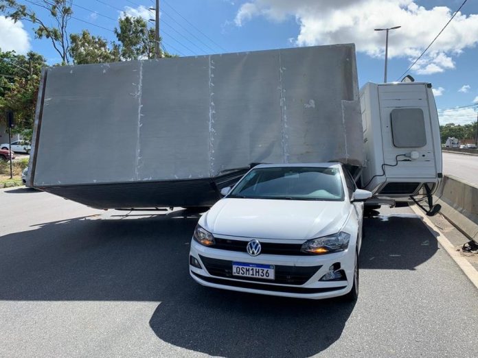 Caminhão tomba por cima de carro e deixa trânsito lento na BR-230, em João Pessoa