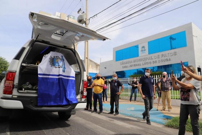 Corpo de Ivanes Lacerda, ex-prefeito de Patos, é enterrado nesta terça (26)