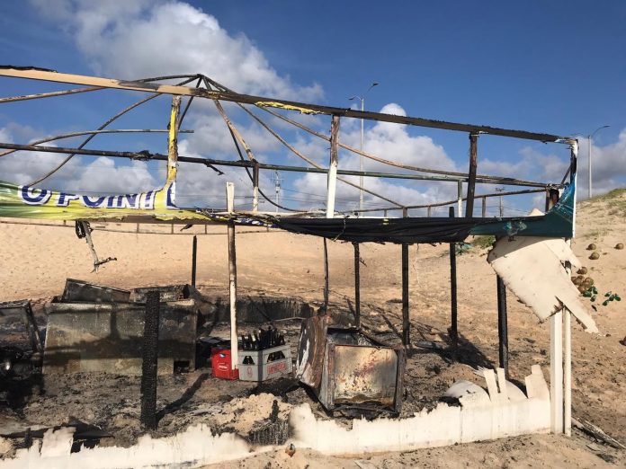 Incêndio destrói barraca de venda de alimentos na Praia do Forte em Natal