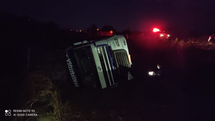 Caminhão carregado de cimento tomba na RN-118 na região Seridó potiguar