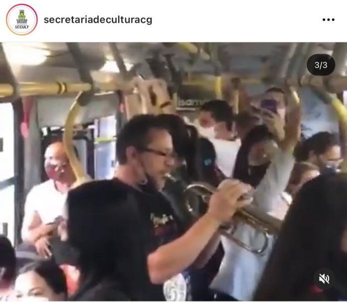 Apresentação cultural em ônibus tem aglomeração e falta de distanciamento, em Campina Grande