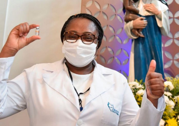 Primeira vacinada na Bahia pega Covid-19 antes da segunda dose