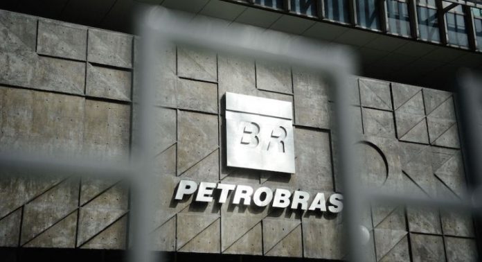 Ibovespa fecha em alta com investidores aguardando resultados da Petrobras