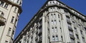 Ministério Público denuncia três por tortura no caso da criança acorrentada em barril