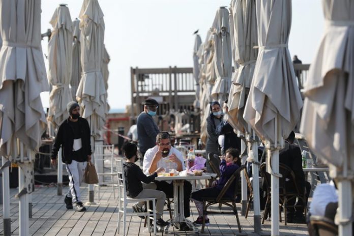 Com 38% da população vacinada, Israel relaxa medidas contra Covid-19