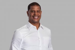 Marcelinho Carioca usa roupa de tigre, cumpre aposta e corre de sunga na Avenida Paulista