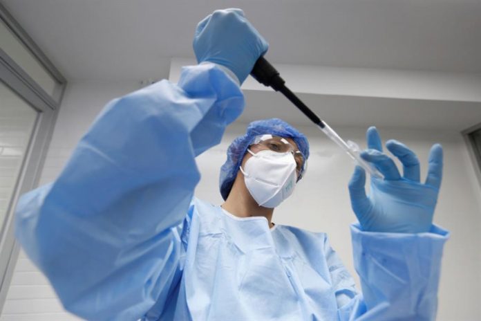 Variante britânica do coronavírus pode ser mais letal, diz especialista dos EUA