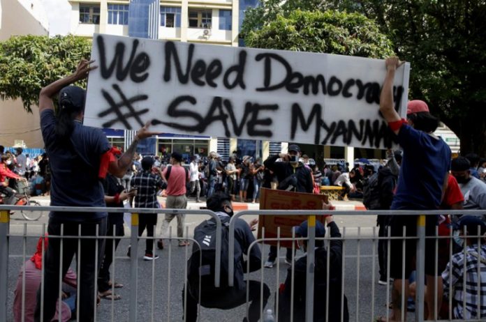 Myanmar proíbe reuniões de mais de cinco pessoas para conter protestos