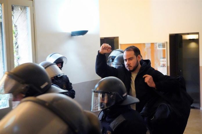 Rapper catalão é preso por músicas e tuítes contra a monarquia espanhola; milhares vão às ruas e pedem liberdade