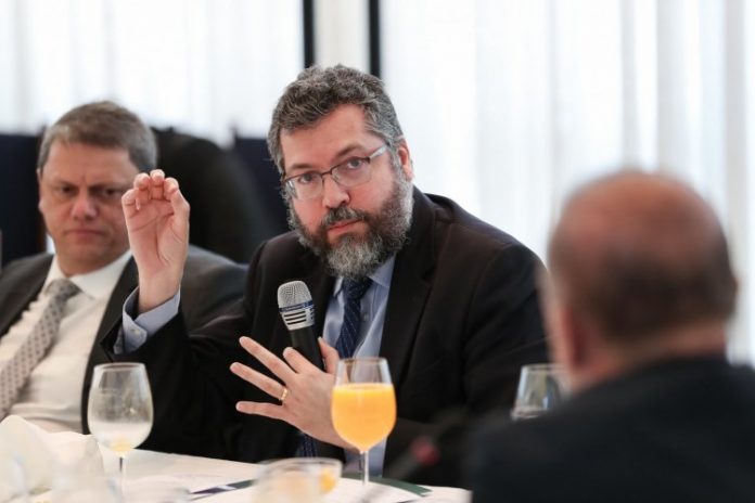 Ernesto Araújo reforça parceria entre Brasil e EUA após 1ª conversa com secretário de Estado de Biden