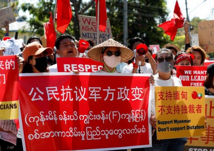 Jovem de 20 anos é baleada em protesto e se torna ‘mártir’ em Myanmar