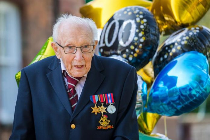 Tom Moore, ícone britânico que arrecadou milhões para o sistema de saúde, morre de Covid-19 aos 100 anos