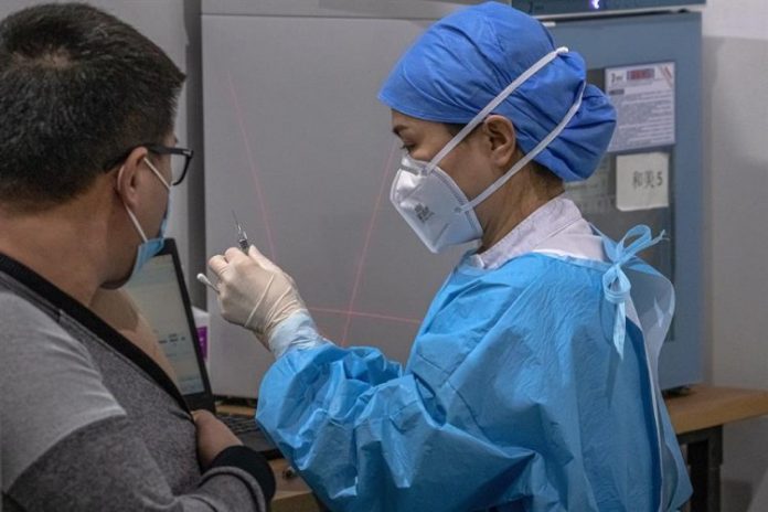 China confisca 3 mil doses de vacinas falsas contra Covid-19