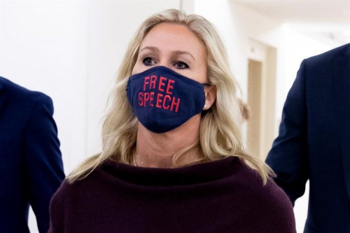 EUA: Deputada pró-Trump é sancionada por apoiar teorias de conspiração