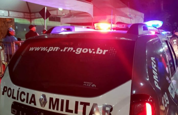 Homem tenta tomar arma de policiais e morre após ser baleado em Natal, diz PM