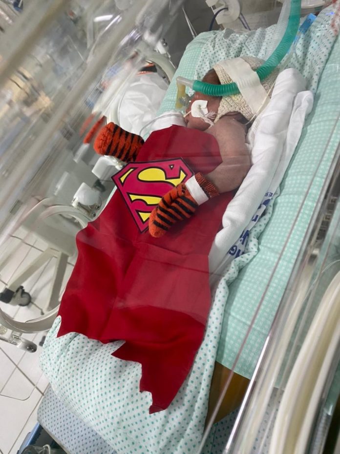 Recém-nascidos da UTI neonatal do HU de João Pessoa são fantasiados de super-heróis