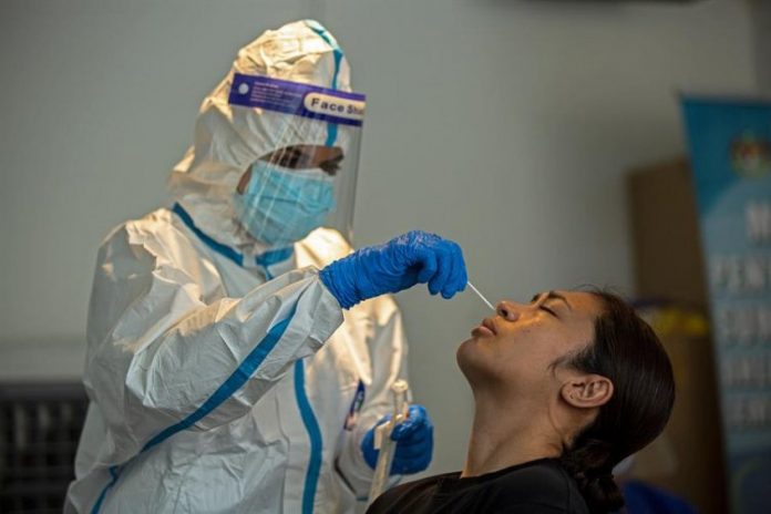 Viajantes vão precisar fazer três testes para Covid-19 para entrar no Reino Unido