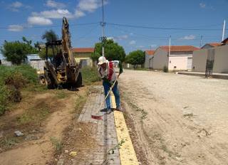 Prefeitura de Felipe Guerra inicia trabalho de Limpeza em ruas da cidade.