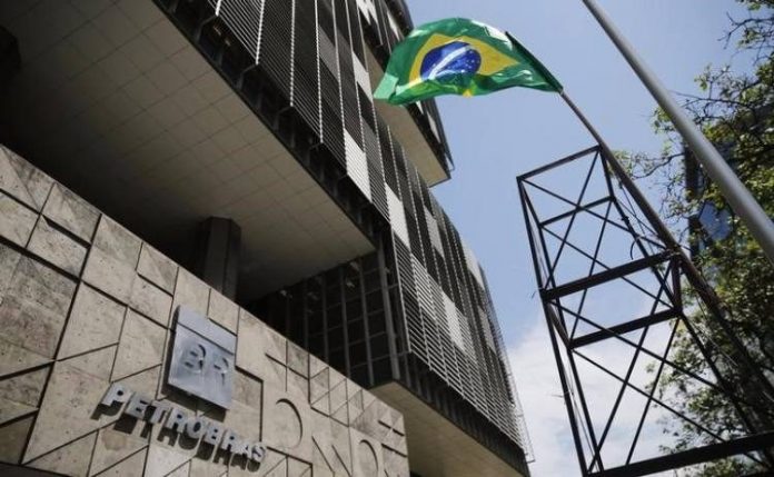 Ibovespa retoma viés de alta puxada por valorização da Petrobras; dólar recua