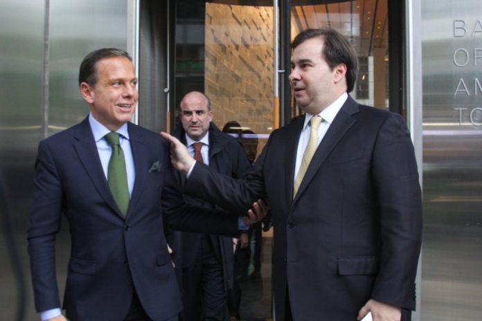 Em litígio com o DEM, Maia é convidado por Doria para se filiar ao PSDB