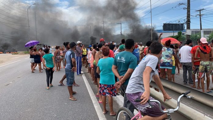 Moradores interditam trecho da BR-101 em protesto contra despejo de famílias em Bayeux, PB
