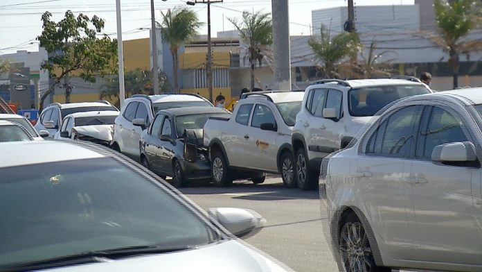 Seis carros se envolvem em engavetamento na BR-101 em Natal