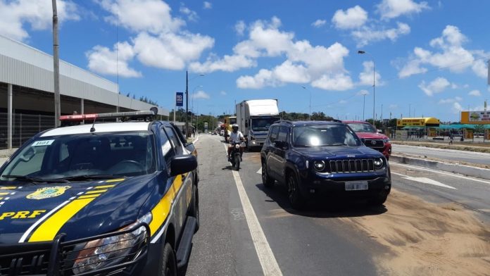 Acidente com quatro veículos deixa o trânsito lento na BR-230, em João Pessoa