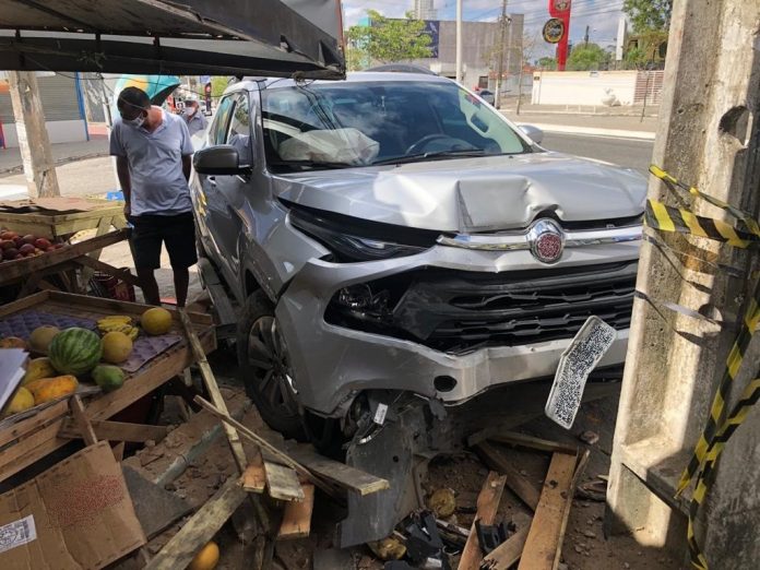 Motorista passa mal, perde controle de carro e atinge banca de frutas em Campina Grande
