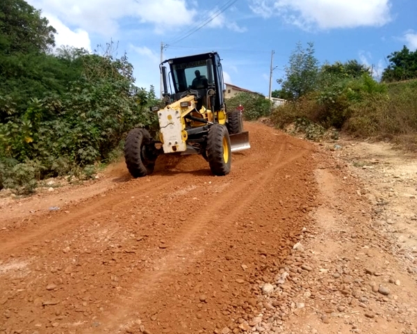 Prefeitura de Felipe Guerra realizar trabalho de recuperação da Ladeira descida para o São Lourenço.