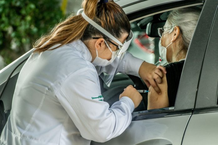 Covid-19: Mantendo ritmo atual, Brasil levaria 4 anos para terminar vacinação