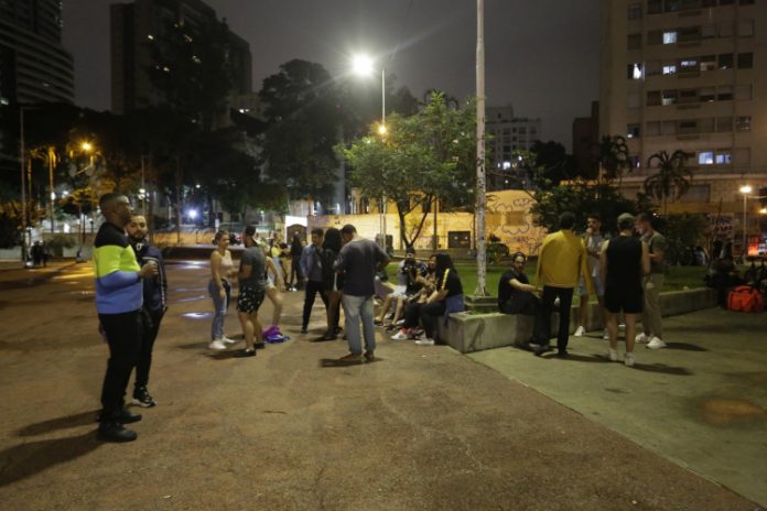 Pelo menos 10 estabelecimentos são autuados em SP na primeira noite de toque de recolher
