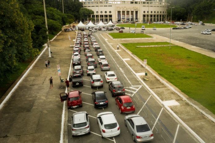 Idosos acima de 80 anos poderão se vacinar contra a Covid-19 em drive-thrus neste domingo
