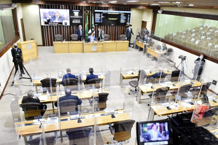 Assembleia Legislativa aprova projeto de lei que prevê multa para quem furar fila de vacinação contra Covid-19 no RN