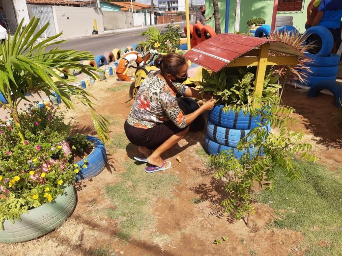 Moradores constroem área de lazer em terreno de posto policial desativado em Natal