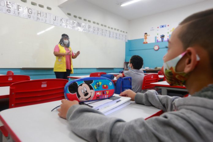 Prefeitura de SP contrata cinco mil mães de alunos para trabalhar em escolas municipais