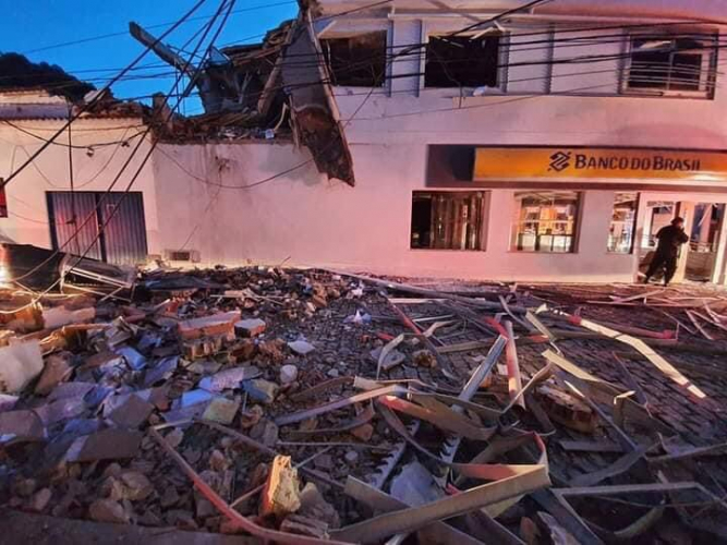 Bandidos explodem agência bancária, trocam tiros com a polícia e fogem pelo mar