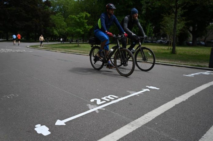 Estudantes retomam aulas presenciais a partir de 8 de março na Inglaterra