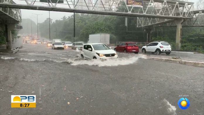 Fortes chuvas deixam ruas alagadas em João Pessoa; veja os trechos