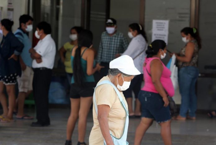 Médico vacinado com Sputnik V testa positivo para Covid-19 na Bolívia