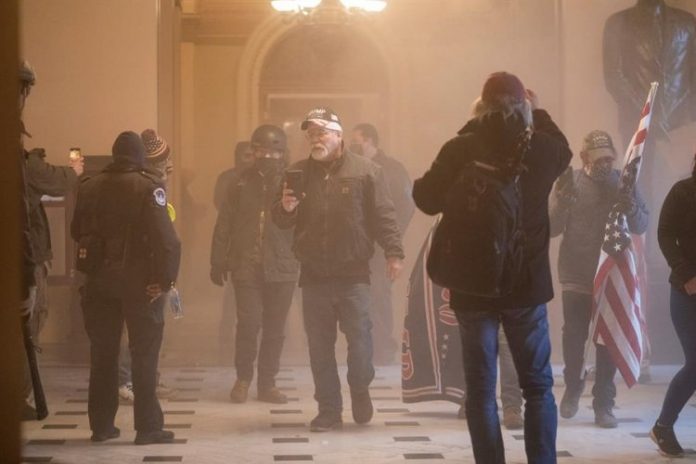 Democratas divulgam vídeos inéditos da invasão ao Capitólio