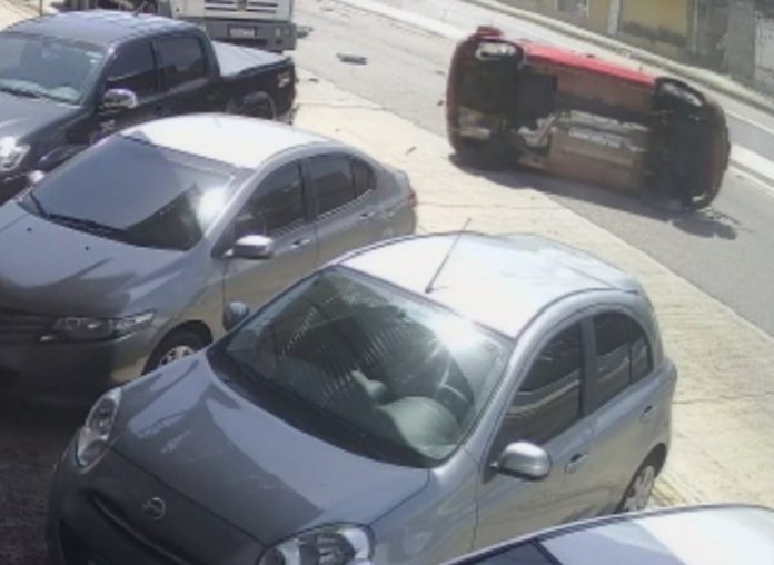 Carro capota várias vezes após pneu estourar em buraco no asfalto de avenida de Natal; veja vídeo