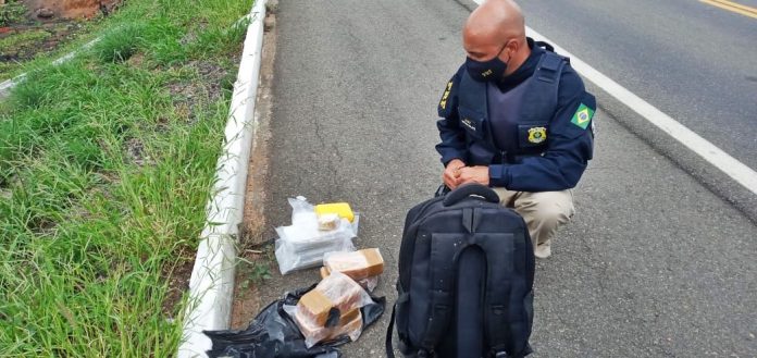 Adolescente de 16 anos é apreendida com 10 kg de crack em táxi, no Sertão paraibano