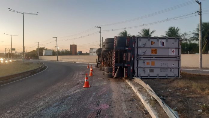 Carreta com 27 toneladas de limão tomba na BR-304 na Grande Natal