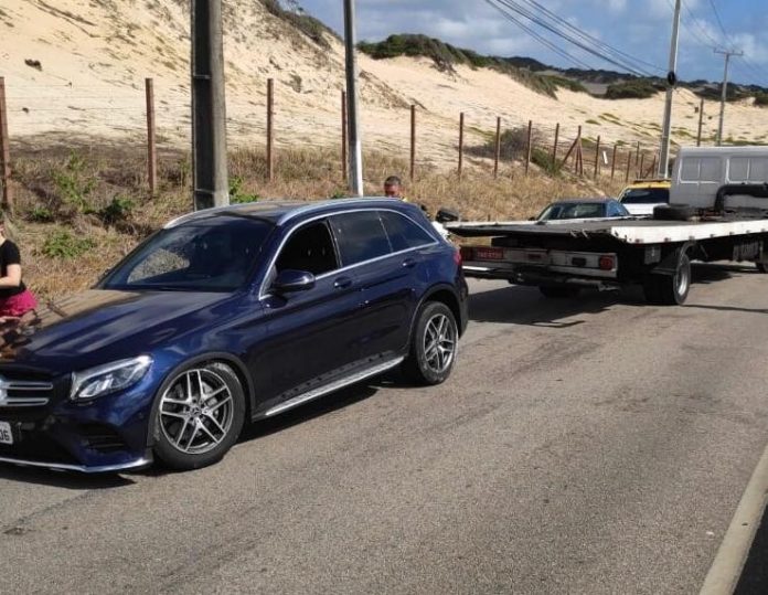 Motorista com sinais de embriaguez bate o carro na Via Costeira, em Natal