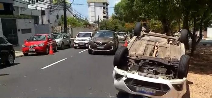 Carro capota após colidir com mais três veículos na Avenida Rui Barbosa em Natal